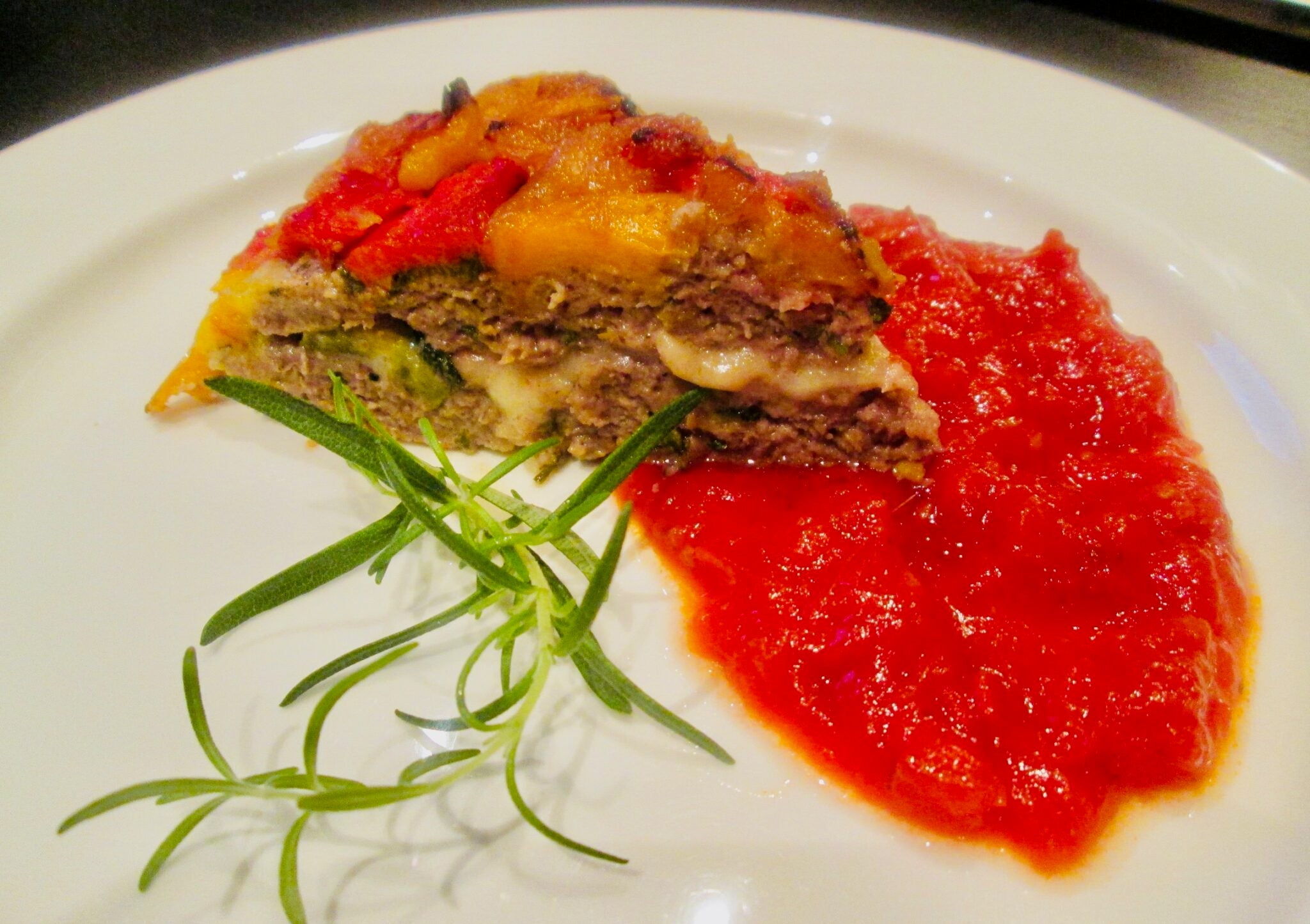 Hackbraten-mediterran-polpettone-mit-Tomatensauce