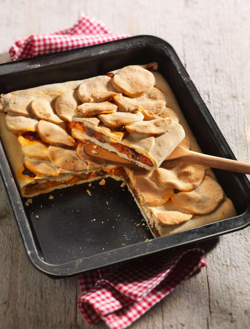 Focaccia-mit-mediterranem-Gemuese-und-Tomatensauce-gefüllt