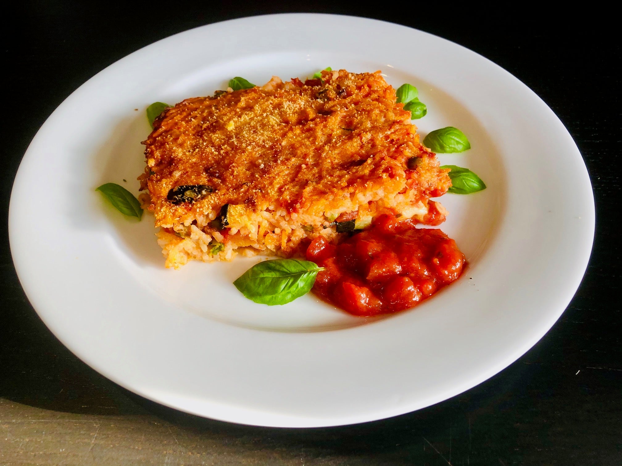 Crunchy-Reisauflauf-mit-Gemuese-und hermina-tomatensauce