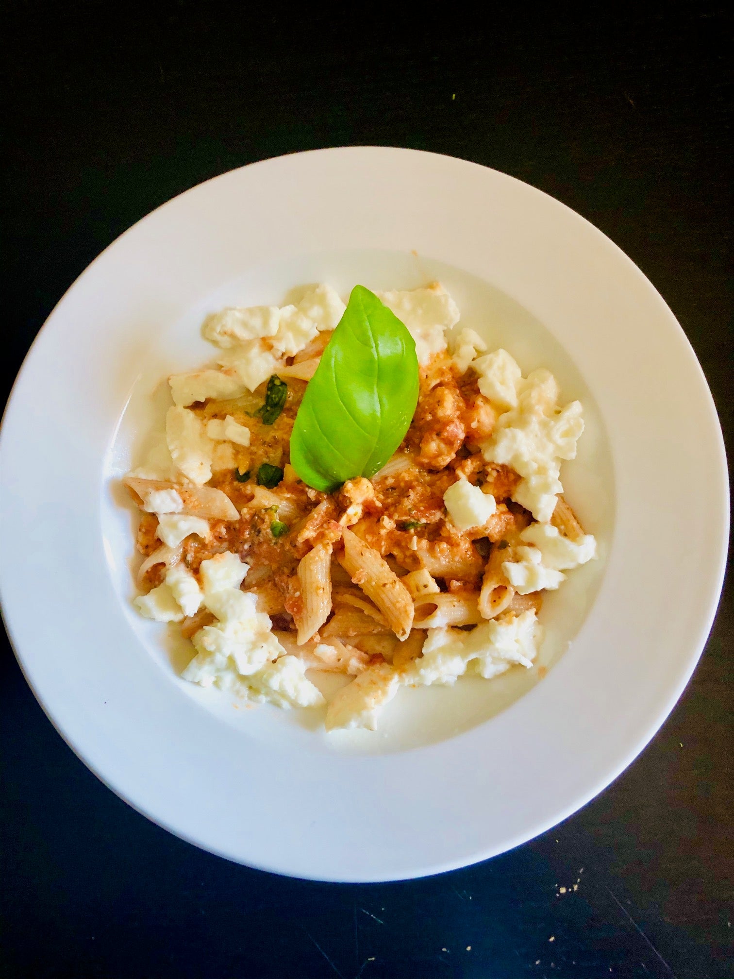 Pasta-mit-Tomatensauce-Pecorino-Bueffelmozzarella