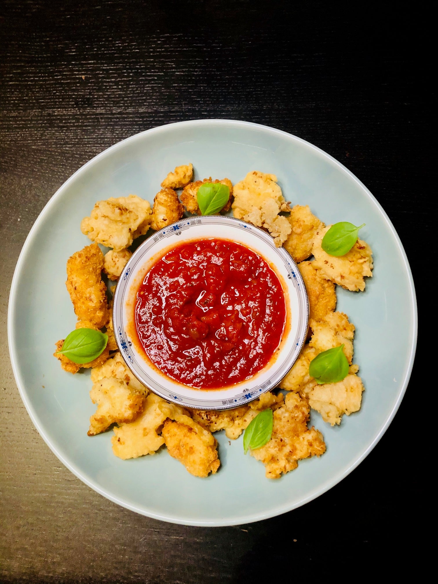 Tempura vom Blumenkohl mit pikantem Salsa Paradiso Tomatensauce Dip - gesunder Snack für den Netflix Abend