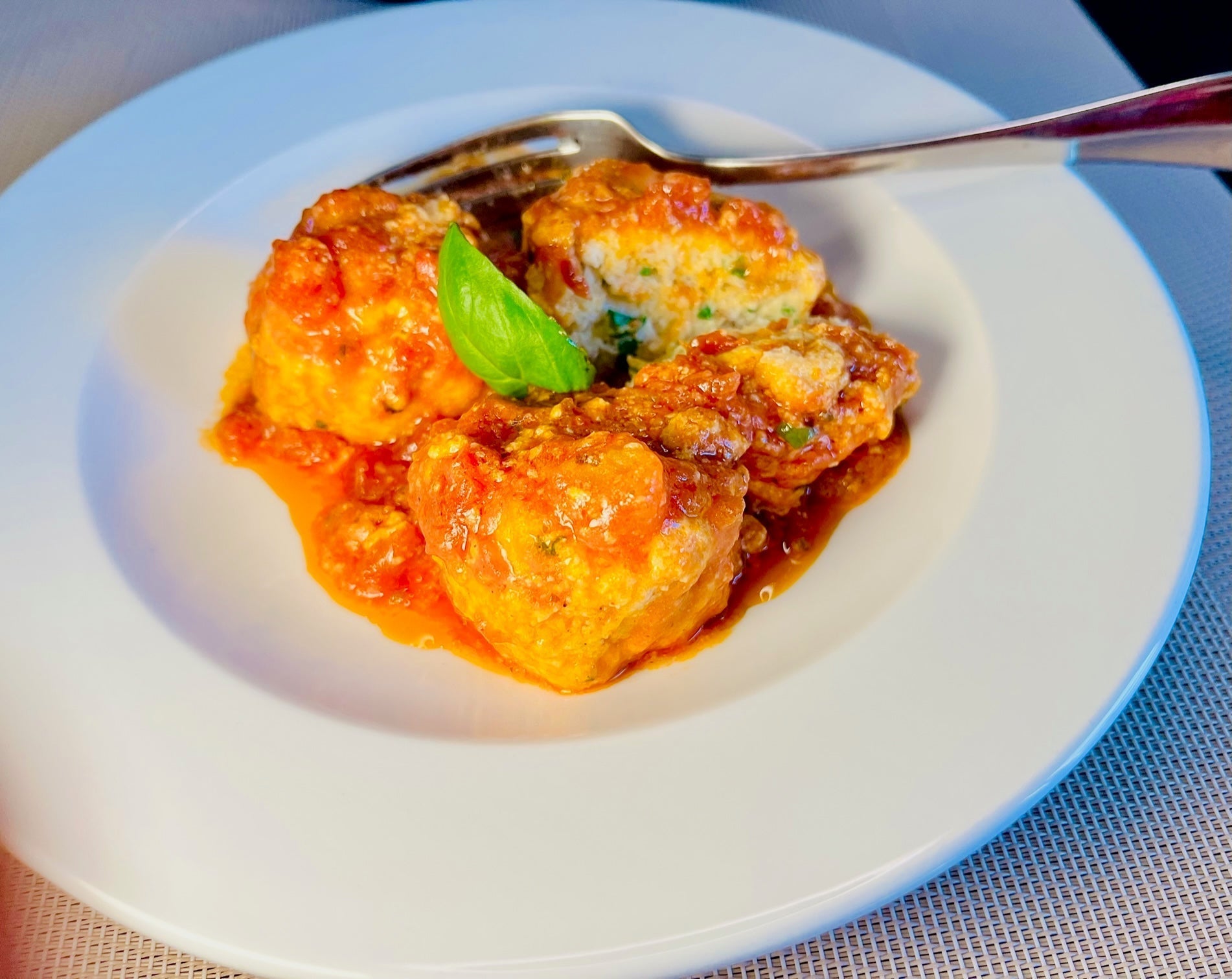 Vegetarische Ricotta Frikadellen in Tomatensauce zergehen auf der Zunge