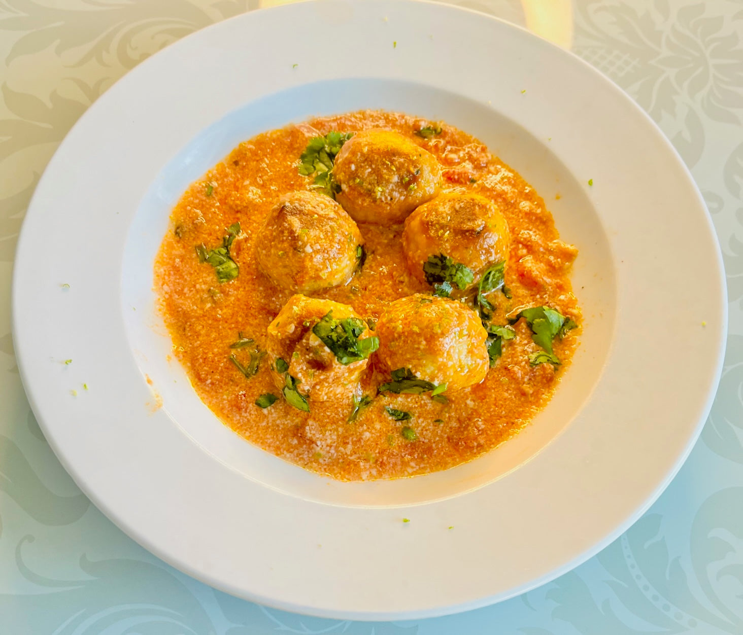Köstliche, kleine Kabeljau Frikadellen in Tomaten-Kokos Sauce