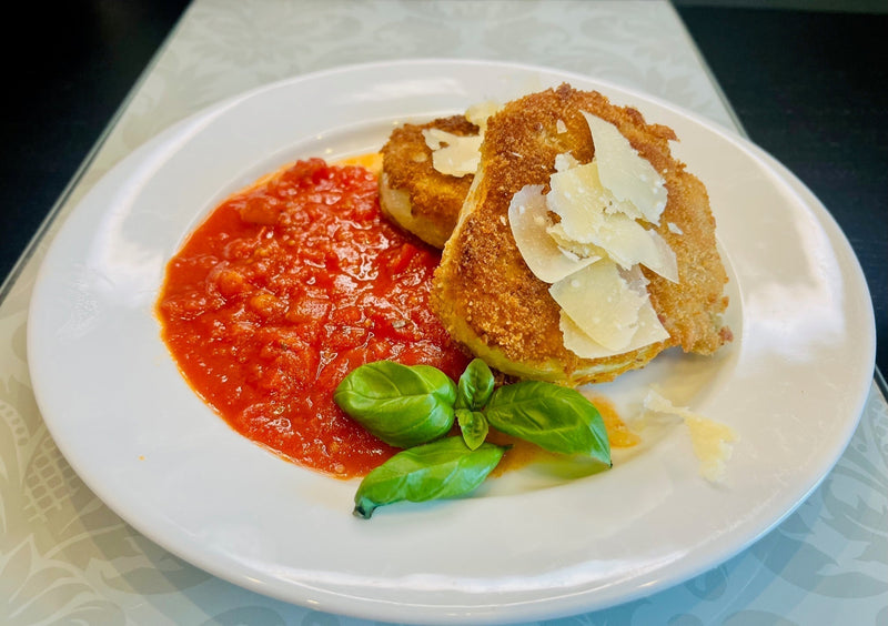 crunchy-fenchel-schnitzel-paniert-auf-tomatensauce