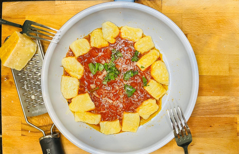Gnocchi-aus-Ricotta-Kaese-auf-Tomatensauce