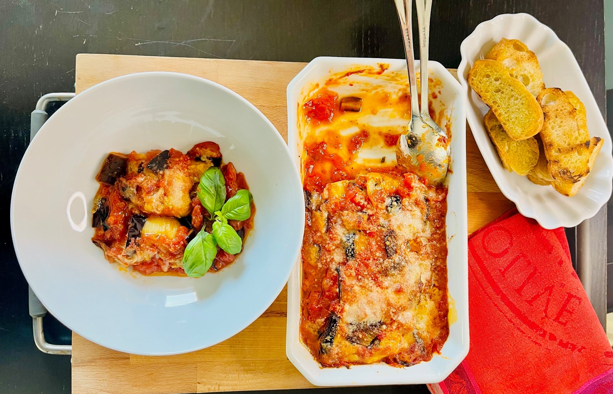 Auberginen-Roulanden-mit-Scamorza-auf-Tomatensosse