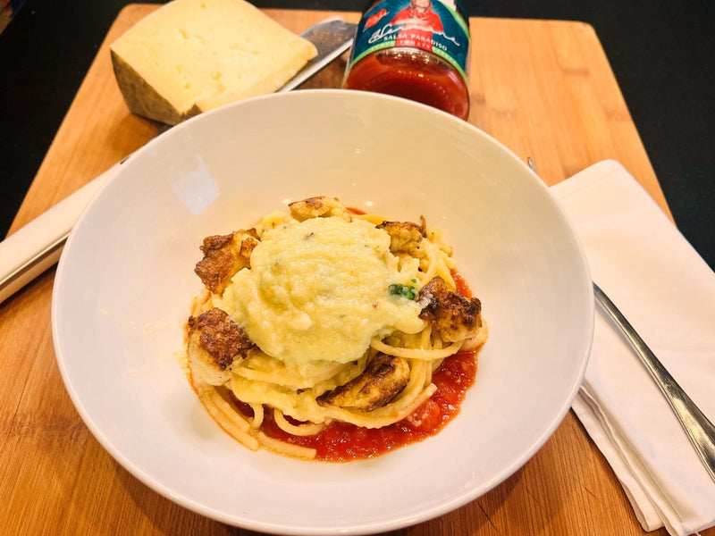 Spaghetti-in-Blumenkohl-Pecorino-Creme-auf-Tomatensauce