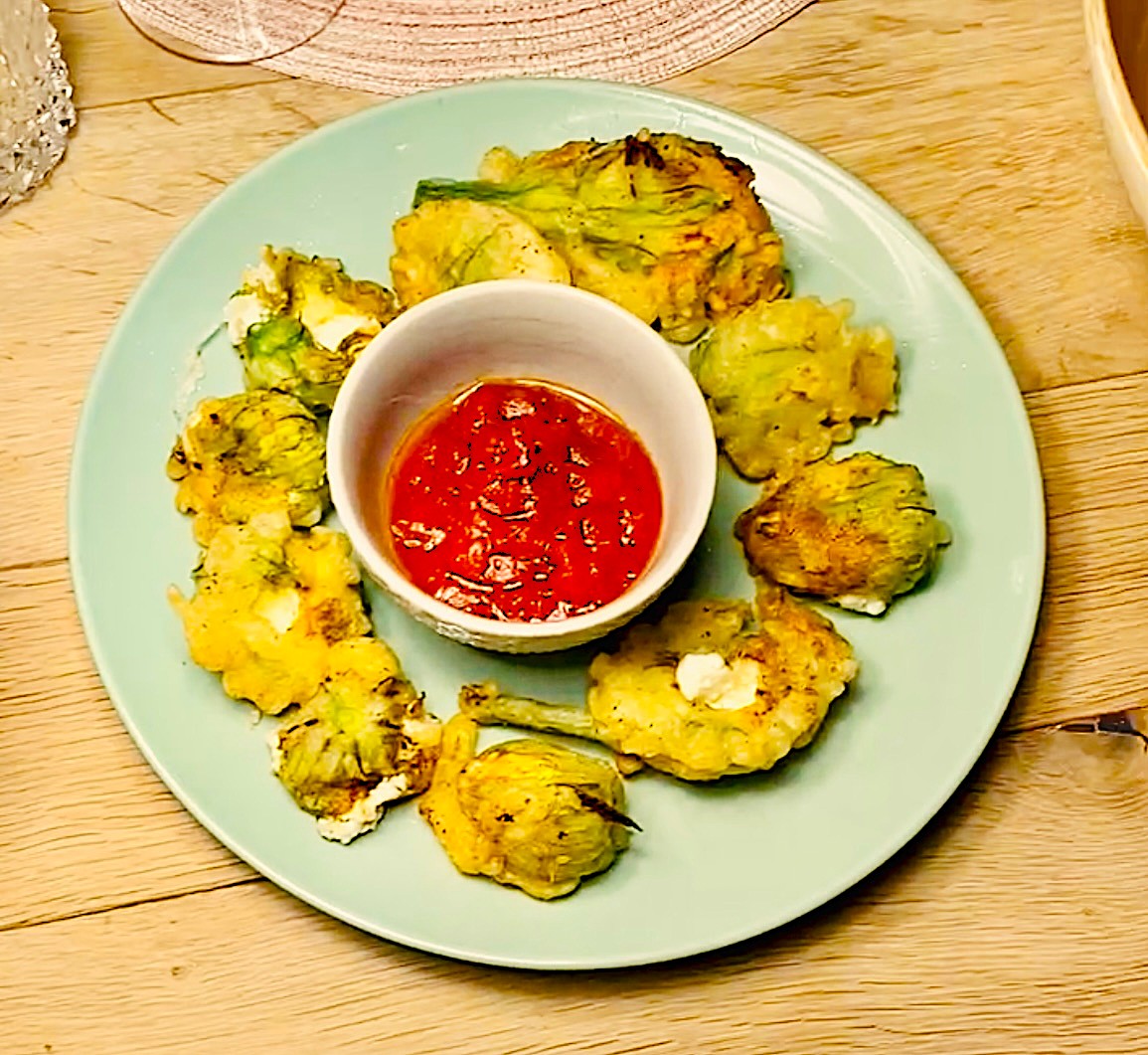 Zucchini-Blueten-haben-im-Sommer-Saison-und-sind-in-der-mediterranen-Kueche-sehr-beliebt-gefuellt-und-frittiert-werden-sie-meistens-serviert