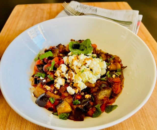 Lunch-mediterranes-Rezept-fuer-den-Sommer-mit-Aubergine-Paprika-Feta-Minze-Salsa-Paradiso-Tomatensauce