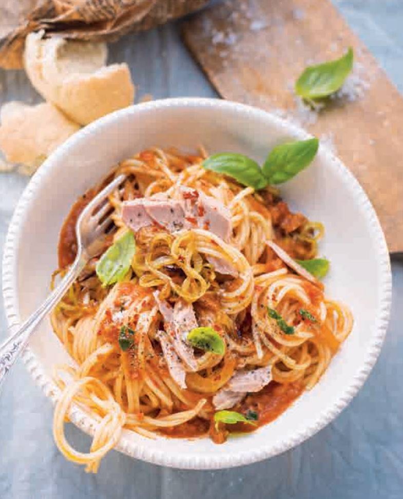Spaghetti-mit-Thunfisch-und-Tomatensauce
