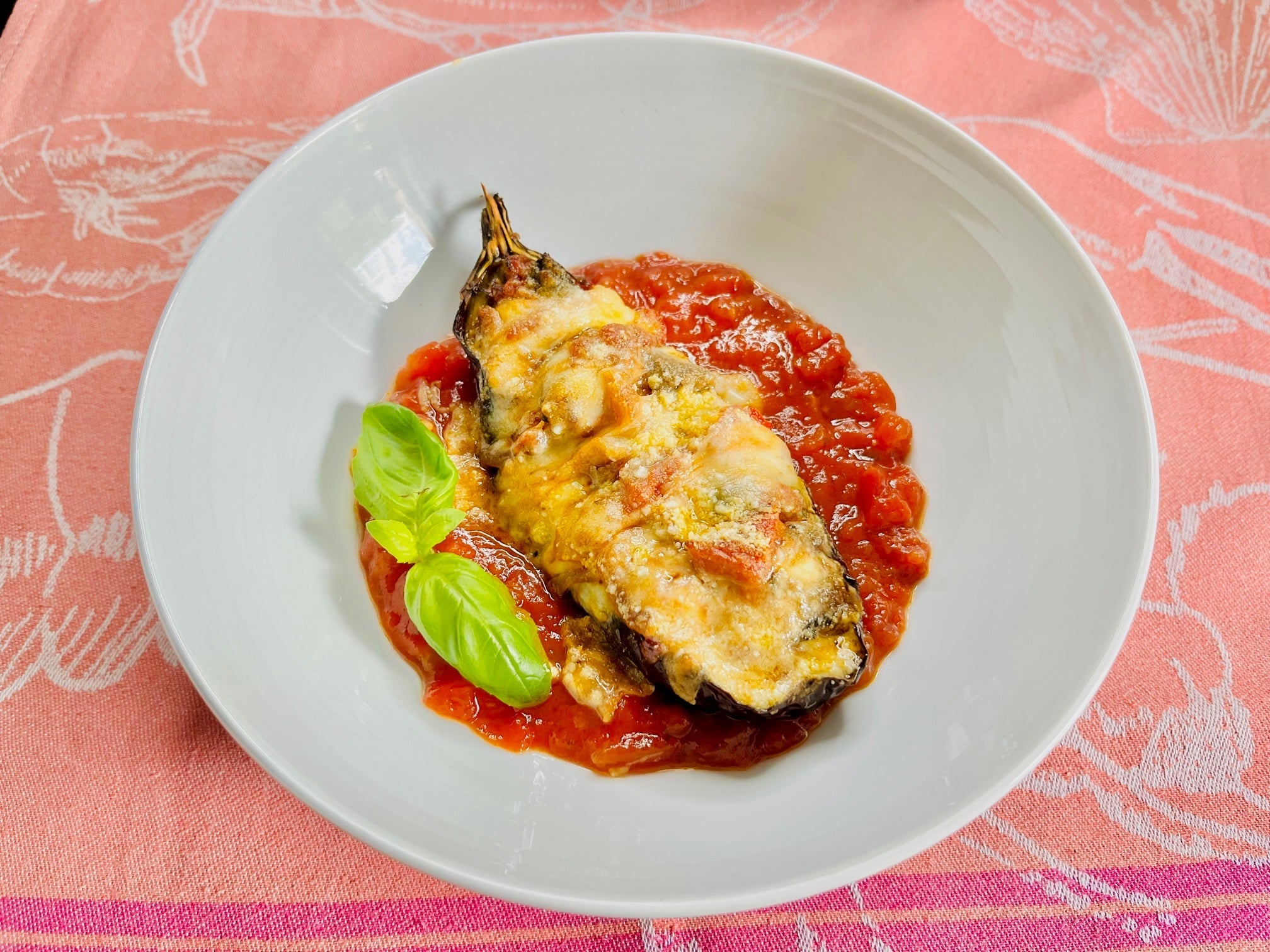Aubergine-gefuellt-mit-Ratatouille-Mozzarella-gratiniert-mit-Parmesan-auf-Salsa-Paradiso-Tomatensauce