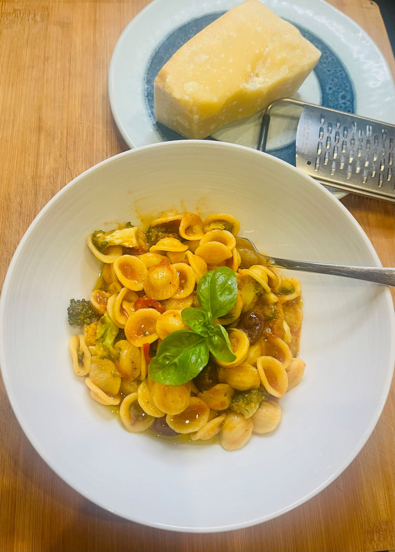 Orecchiette-Pasta-aus-Apulien-mit-Broccoli-und-Hermina-tomatensauce