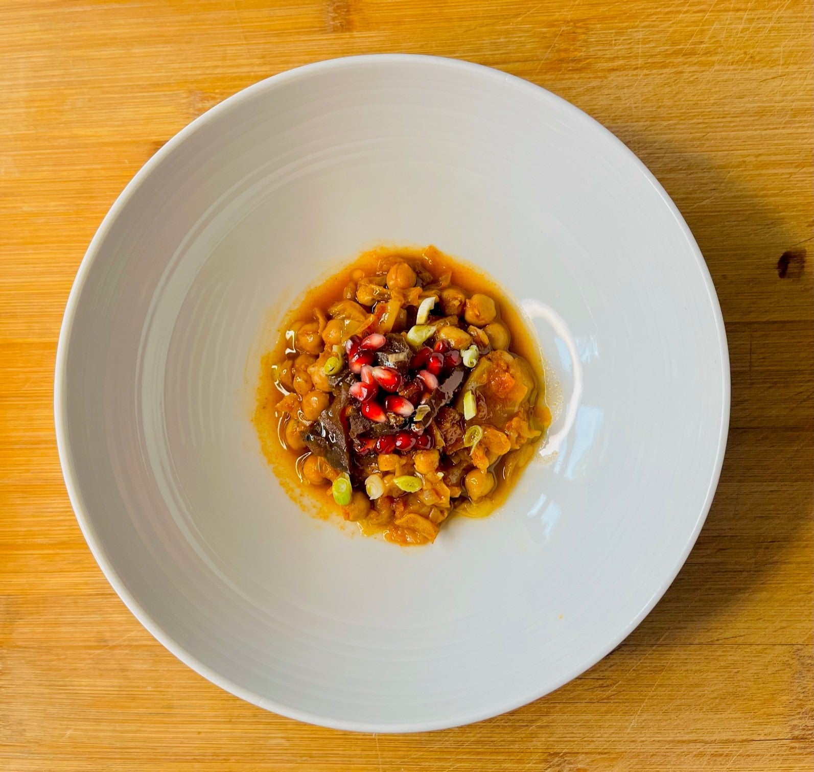 Spitzkohl mit Kichererbsen und Tomatensauce und Rote-Bete Topping - veganes Rezept