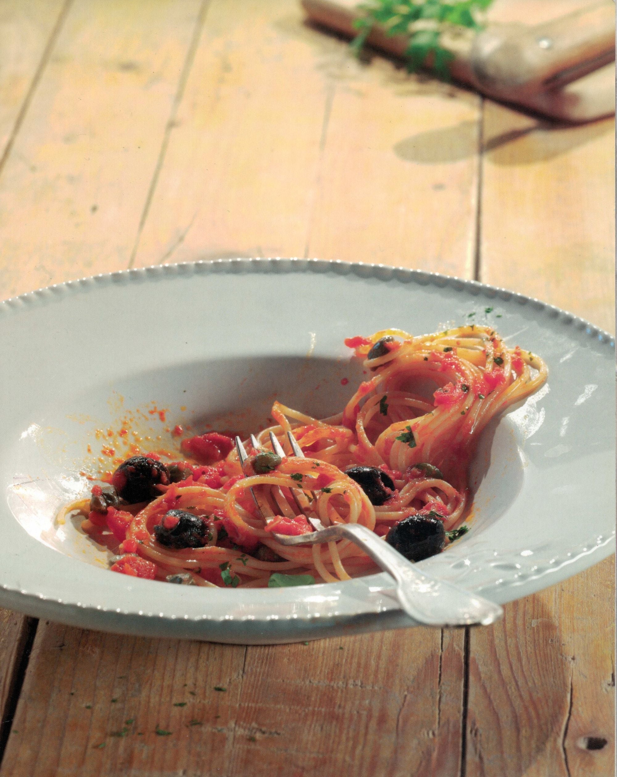 puttanesca-mit-spaghetti-und-hermina-tomatensauce-und-oliven-sardellen-kapern