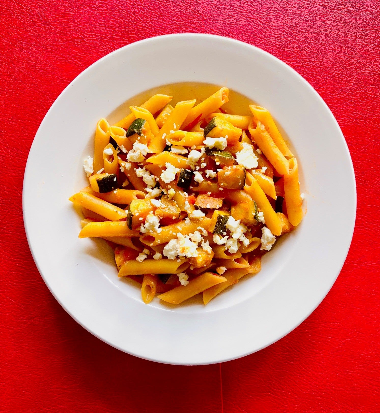 Sommerrezept von Hermina Deiana Penne mit Zucchini, Sardellen, Feta und Tomatensauce Salsa Paradiso