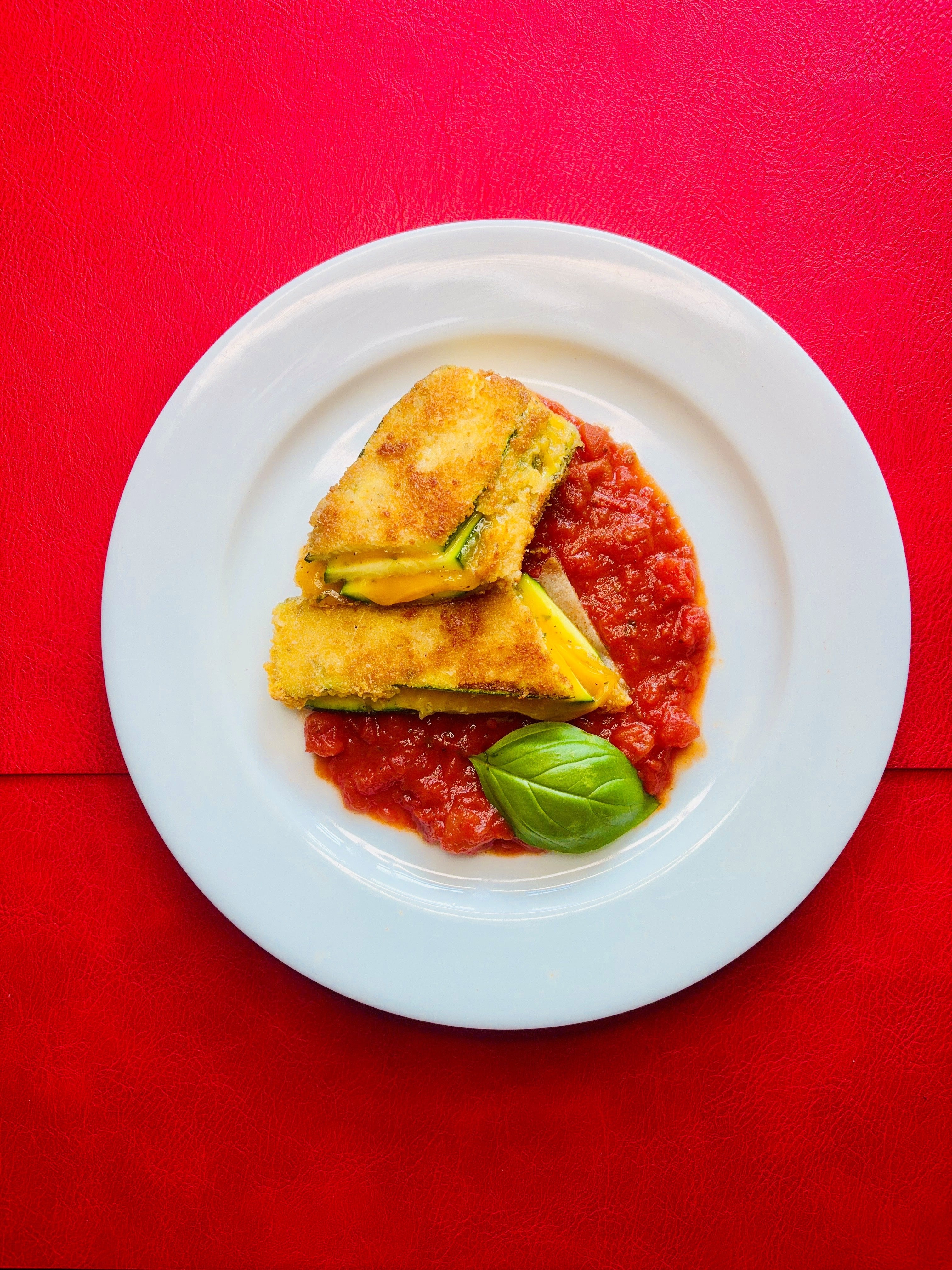 Zucchini-Cordon-Bleu-auf-Salsa Paradiso Tomatensauce-Rezept von Hermina Tomatensauce