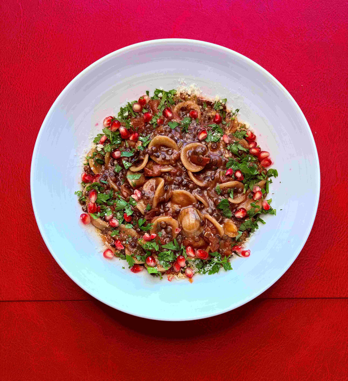 Orecchiette Pasta mit Beluga Linsen und Granatapfel