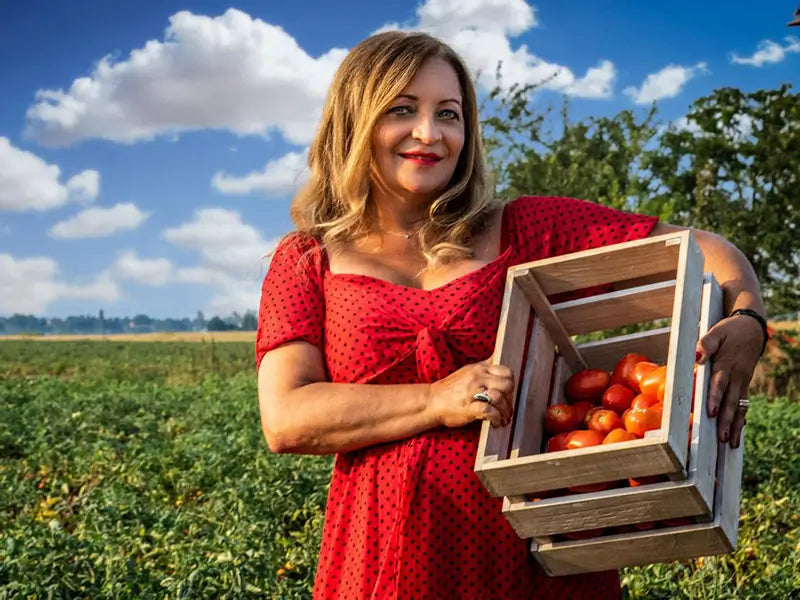 Hermina-bei-der-Roma Tomatenrnte-in-Italien