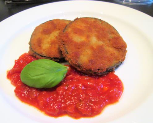 Auberginen-Cordon-Bleu-auf-Hermina-Tomatensauce