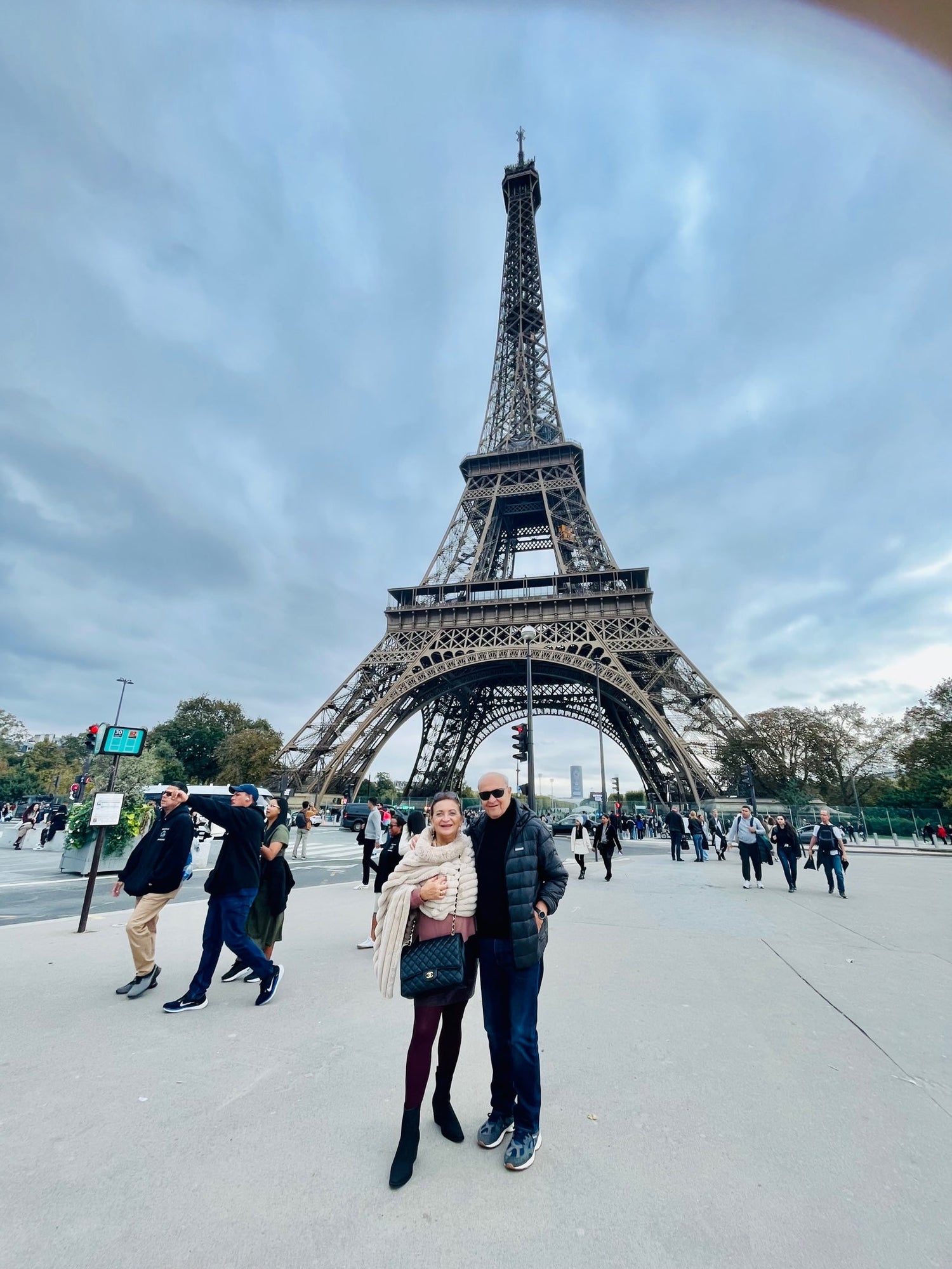 Hermina-deiana-Paris-Eifelturm-mit-Papa-Tomaten-RocknRoll-Blog