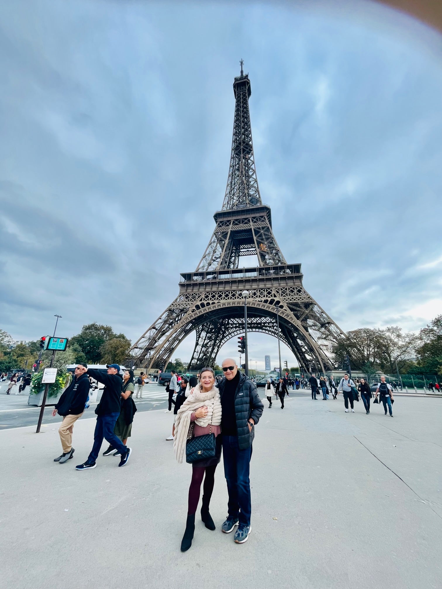 Hermina-deiana-Paris-Eifelturm-mit-Papa-Tomaten-RocknRoll-Blog