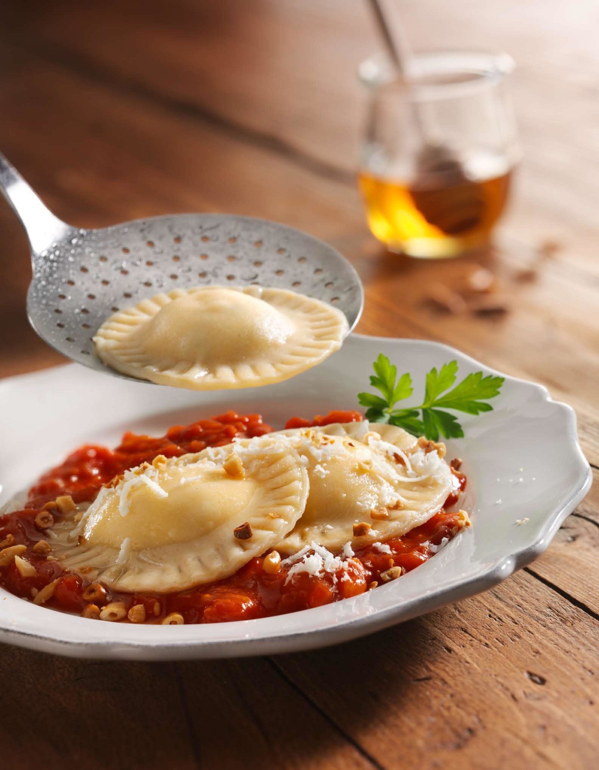 Ravioli-mit-Ziegenfrischkaese-Fuellung-auf-Hermina-tomatensauce
