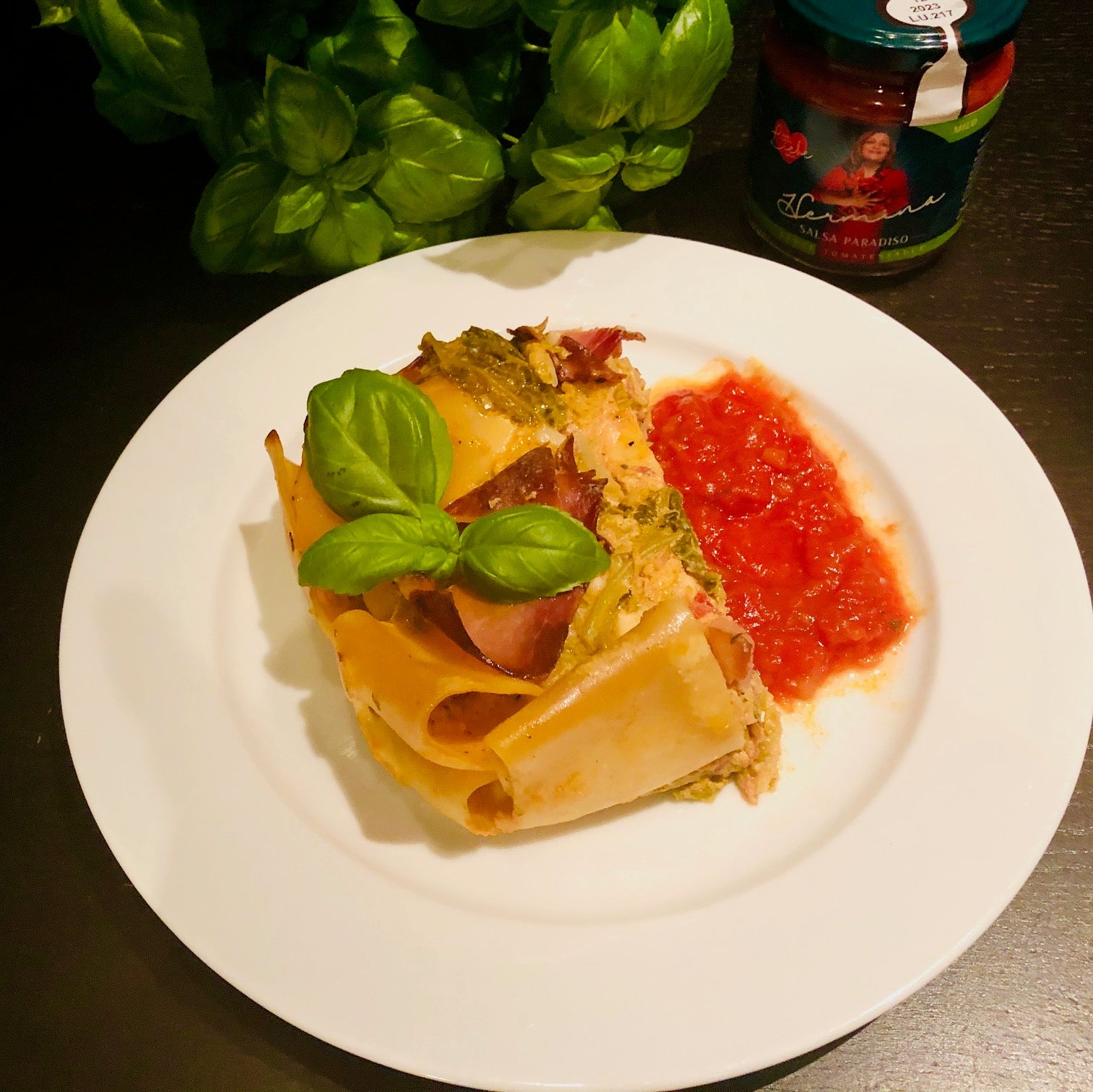 Paccheri-Pasta-mit-Wirsing-und-Speck-und-hermina-tomatensauce-gratiniert