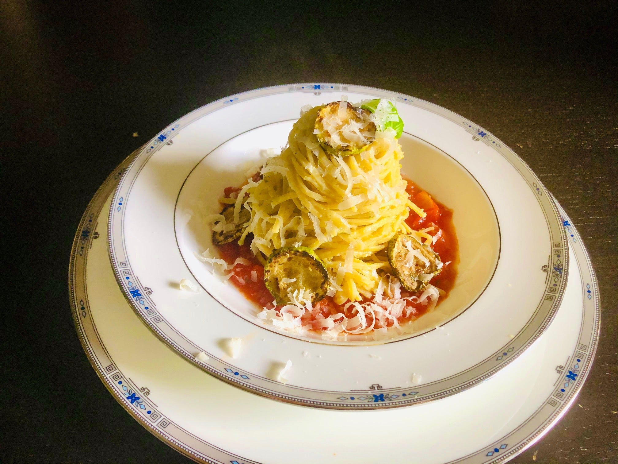 Tagliolini-mit-Zucchini-Pesto-auf-hermina-tomatensosse