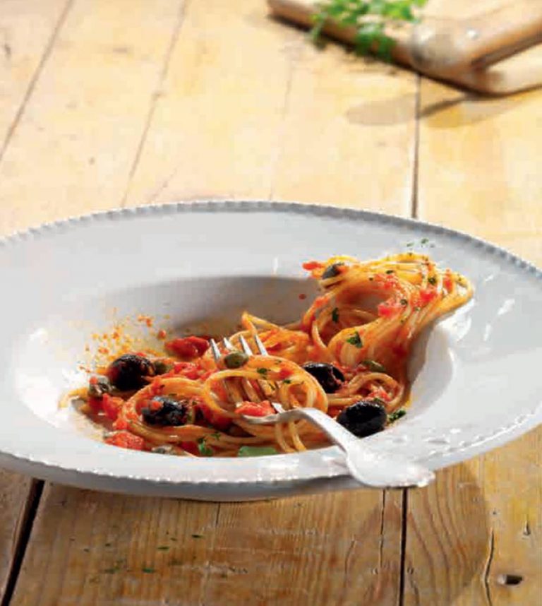 puttanesca-mit-spaghetti-und-hermina-tomatensauce-und-oliven-sardellen-kapern
