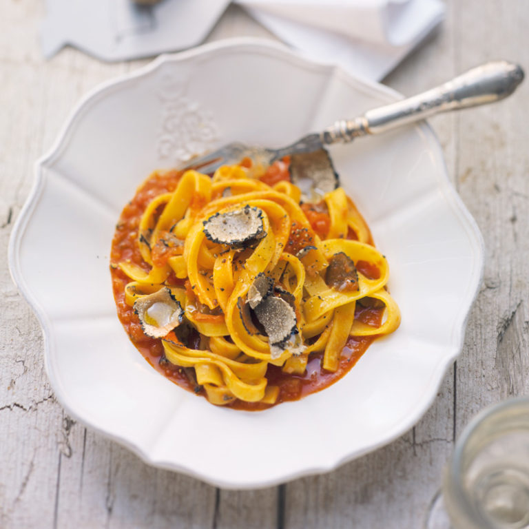 Tagliatelle-hermina-tomatensauce-und-Tartufo-Trüffel 