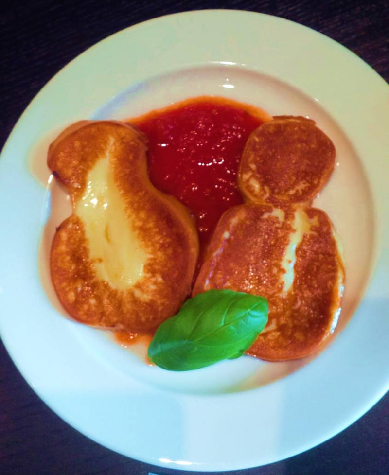 Scamorza-geraeuchert-warm-auf-hermina-tomatensauce