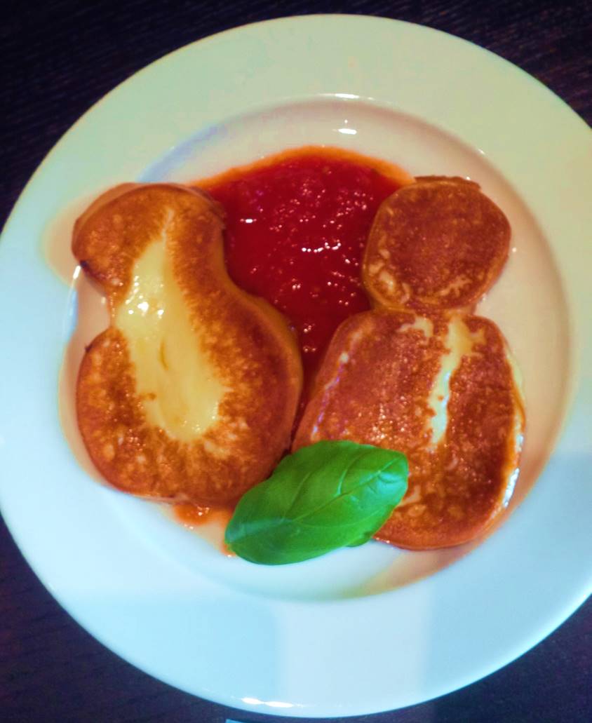 Scamorza-geraeuchert-warm-auf-hermina-tomatensauce