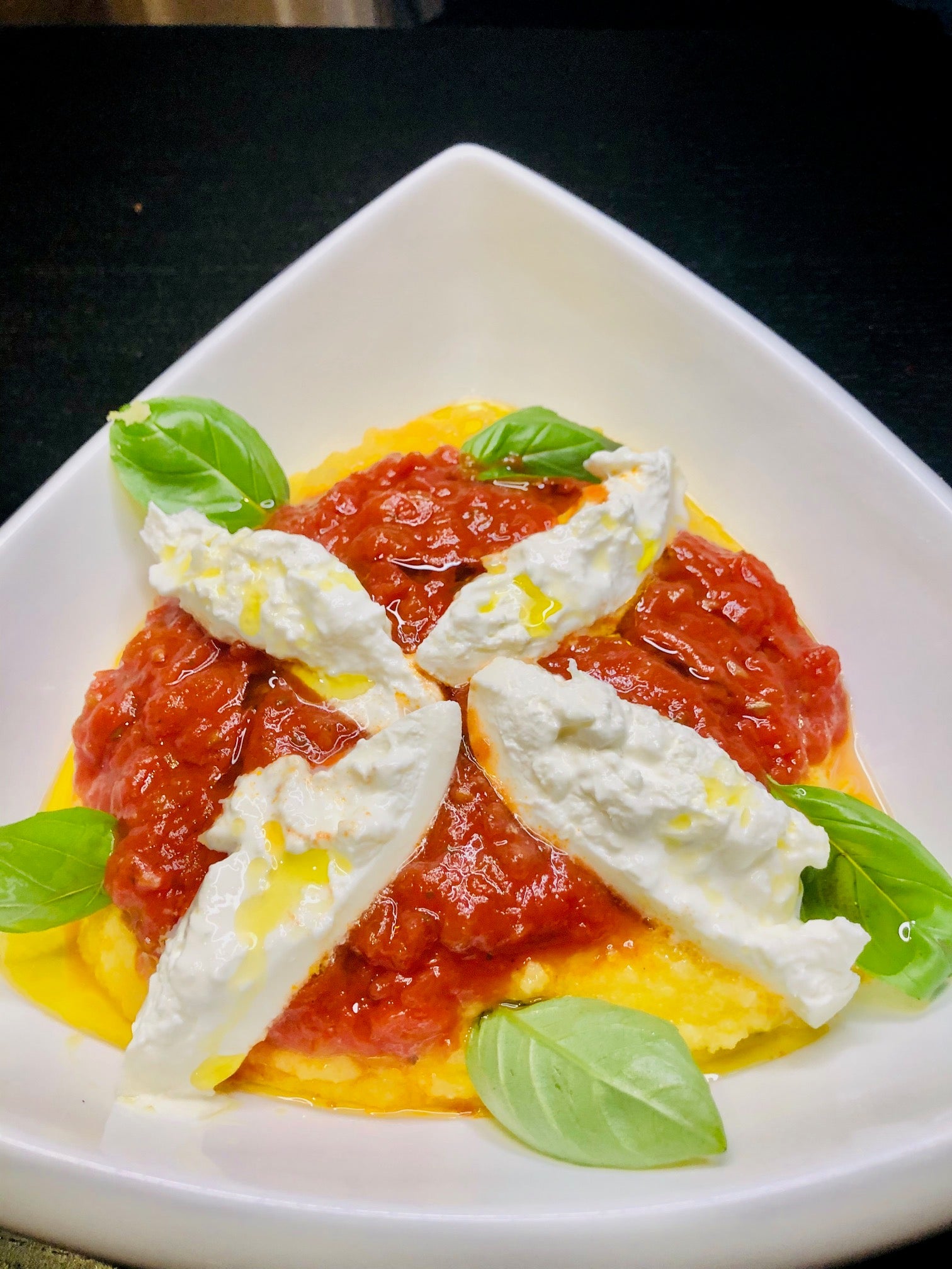 Polenta-mit-burrata-und-hermina-tomatensosse