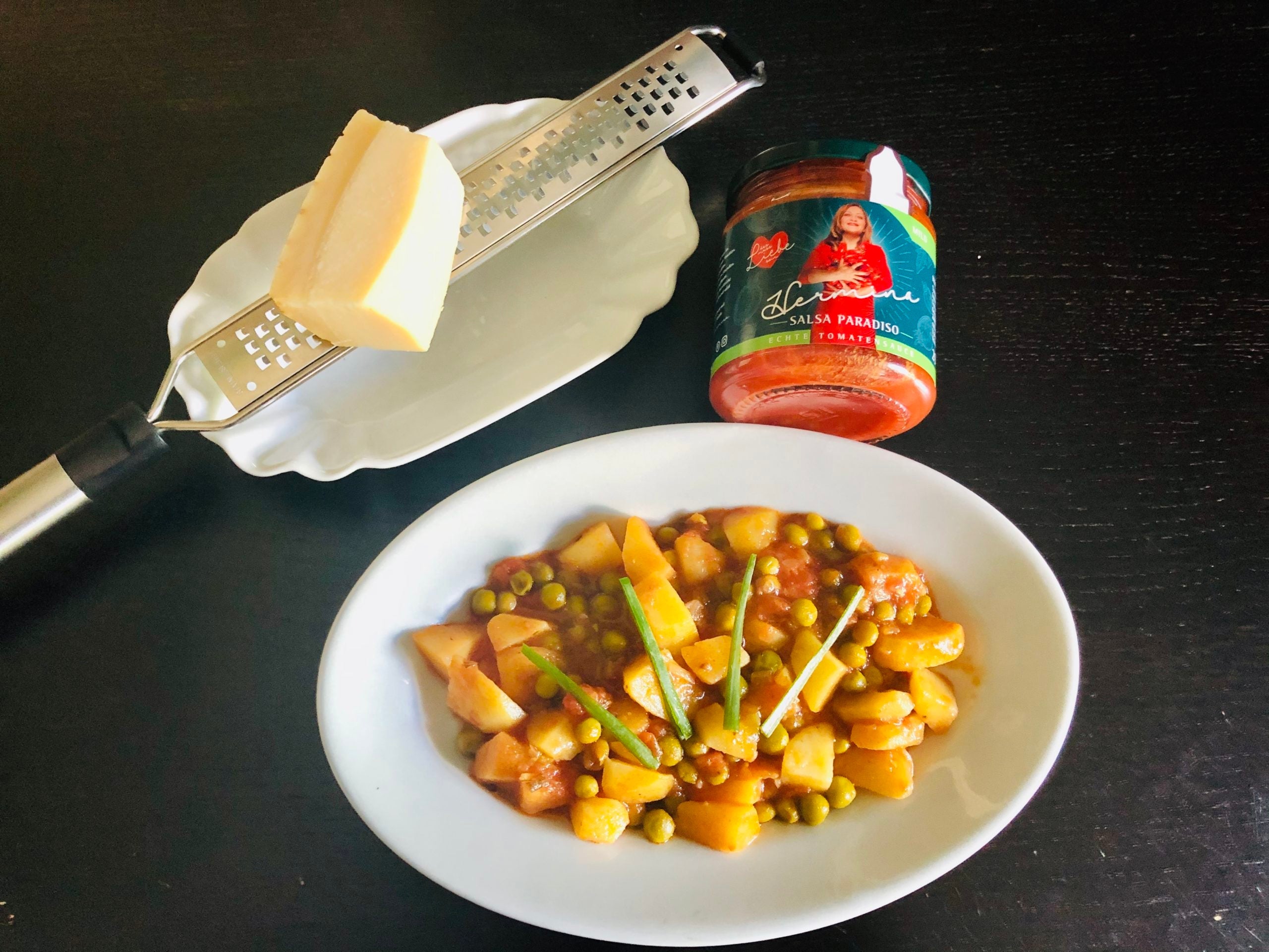 Frische-Erbsen-mit-Kartoffeln-in-Tomatensauce