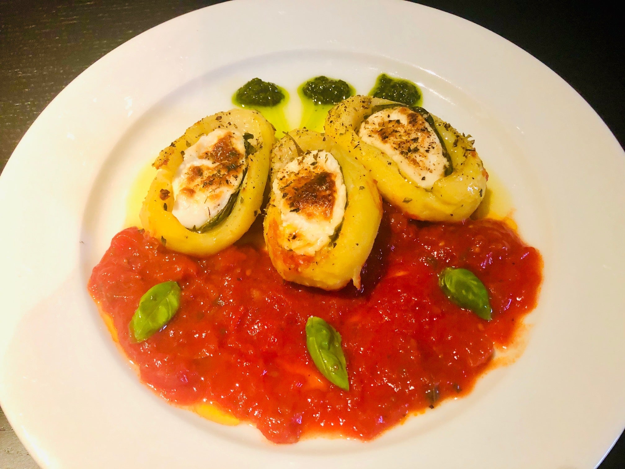 Gefuellte-Kartoffeln-auf-hermina-tomatensauce