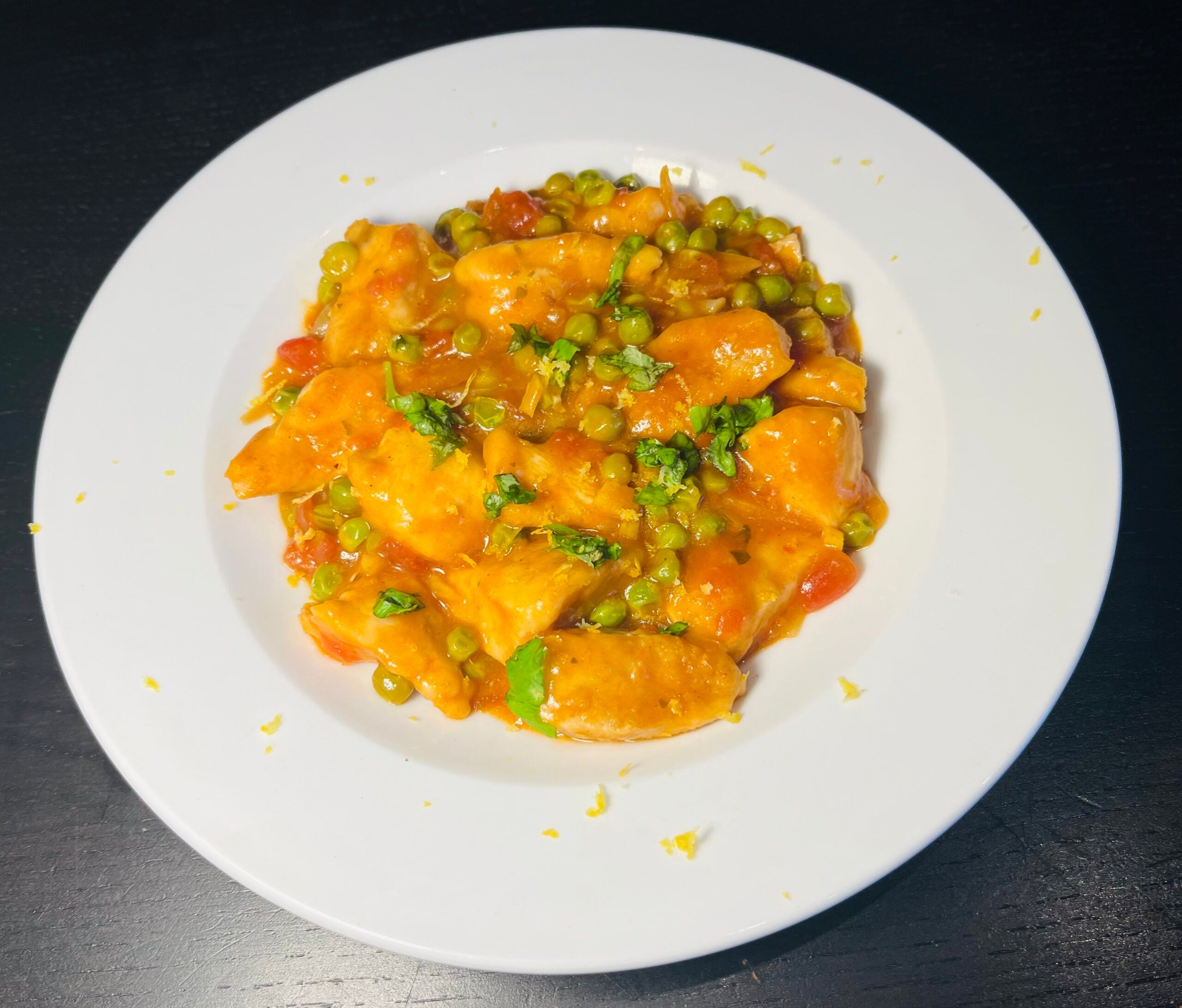 Zarte Haehnchenbrust Bocconcini mit Erbsen und Tomatensauce
