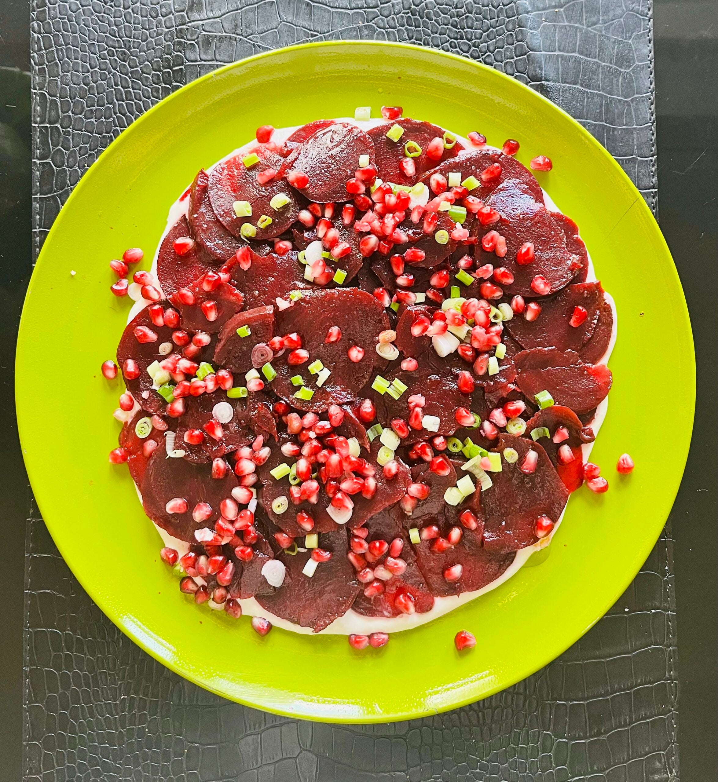 Rote Bete Carpaccio mit pikanter Crème Fraiche, Lauchzwiebeln und Granatapfel