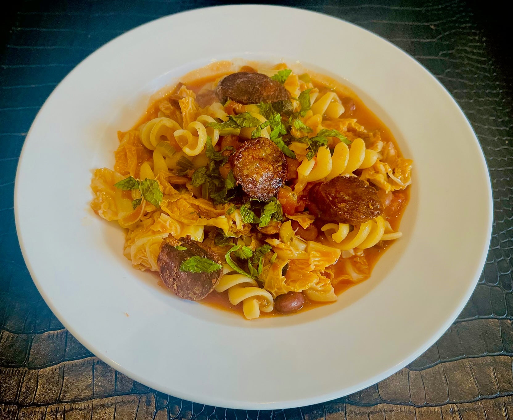 Fusilli Pasta mit Wirsing, Chorizo, weißen Bohnen und Tomatensauce Rezept von Hermina Deiana