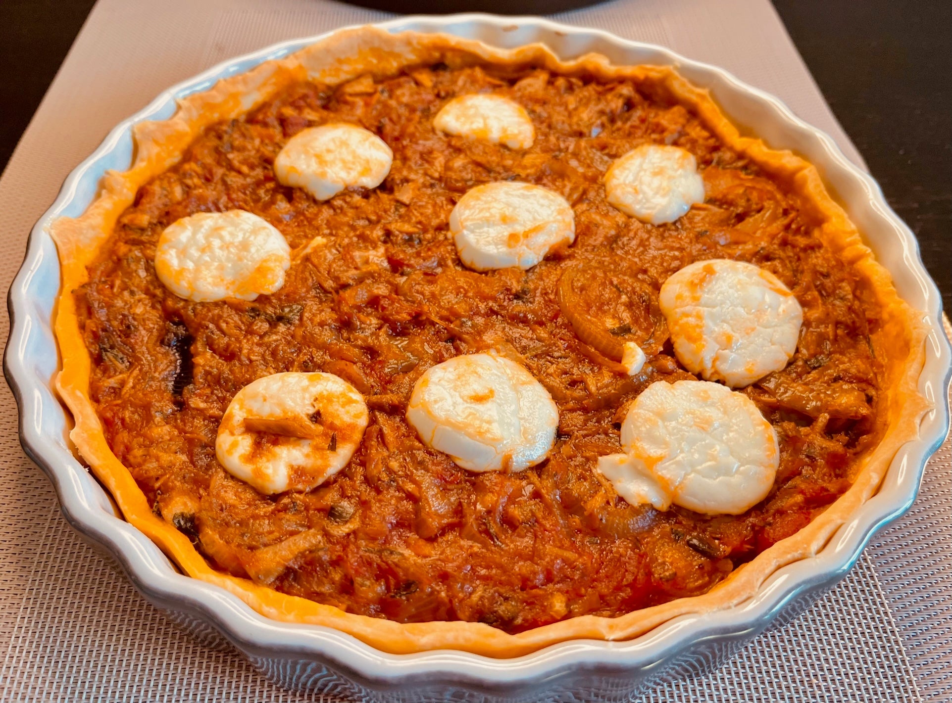 Quiche mit Thunfisch, roten Zwiebeln, Chèvre und Tomatensauce - schmeckt nach Sommer in der Provence