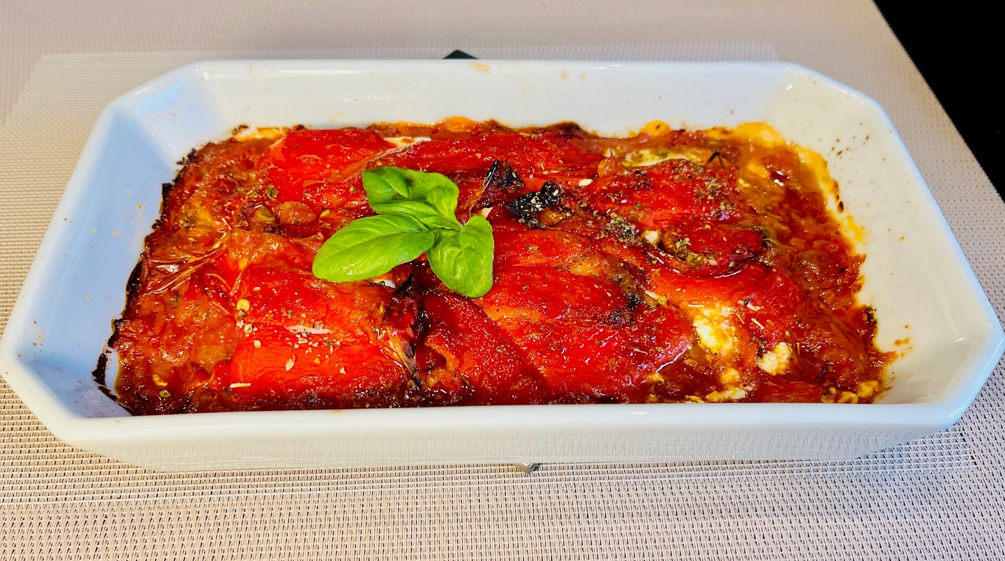 Gratinierte Paprika mit Feta Schafskäse gefuellt