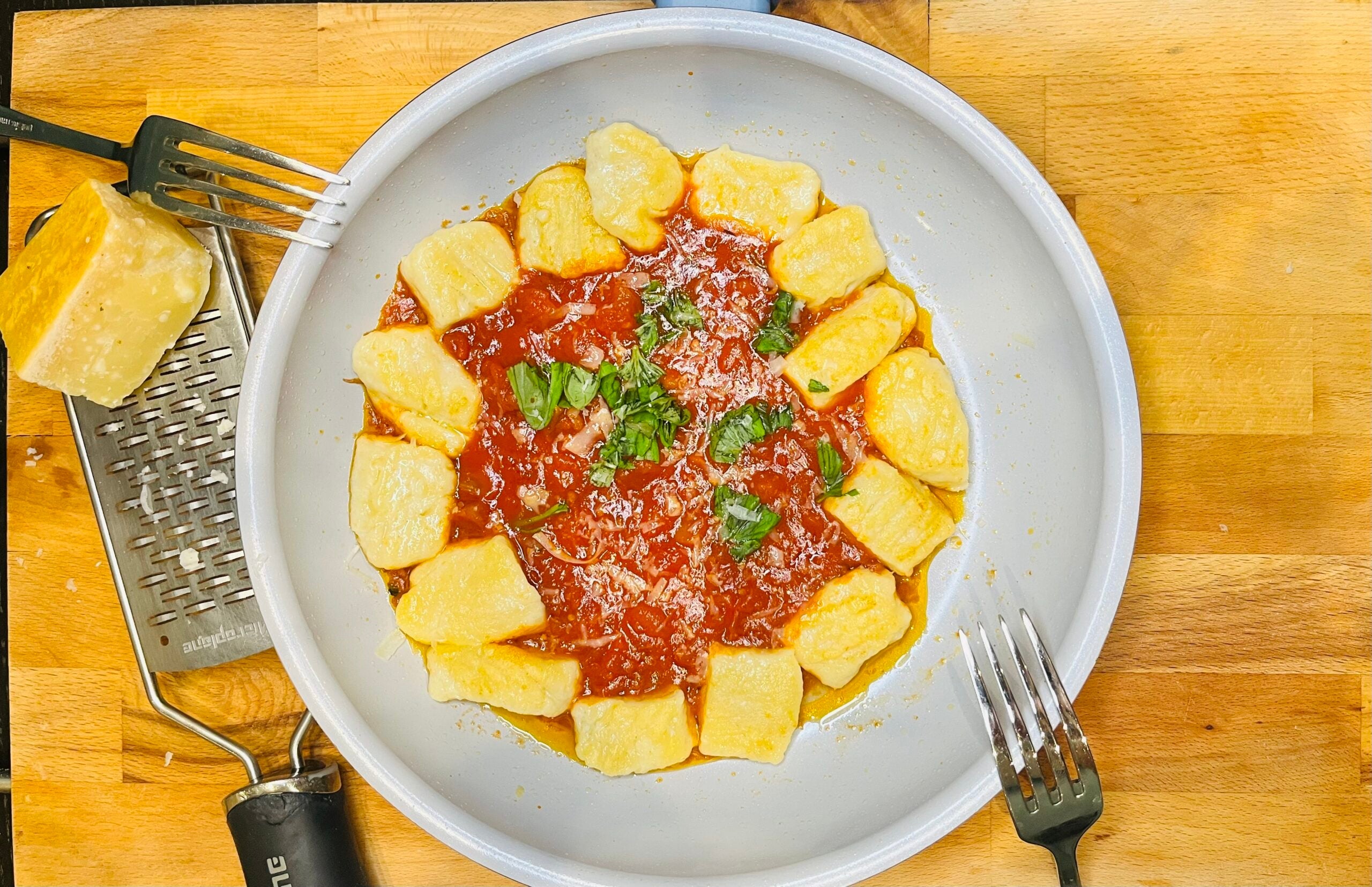 Gnocchi-aus-Ricotta-Kaese-auf-Tomatensauce