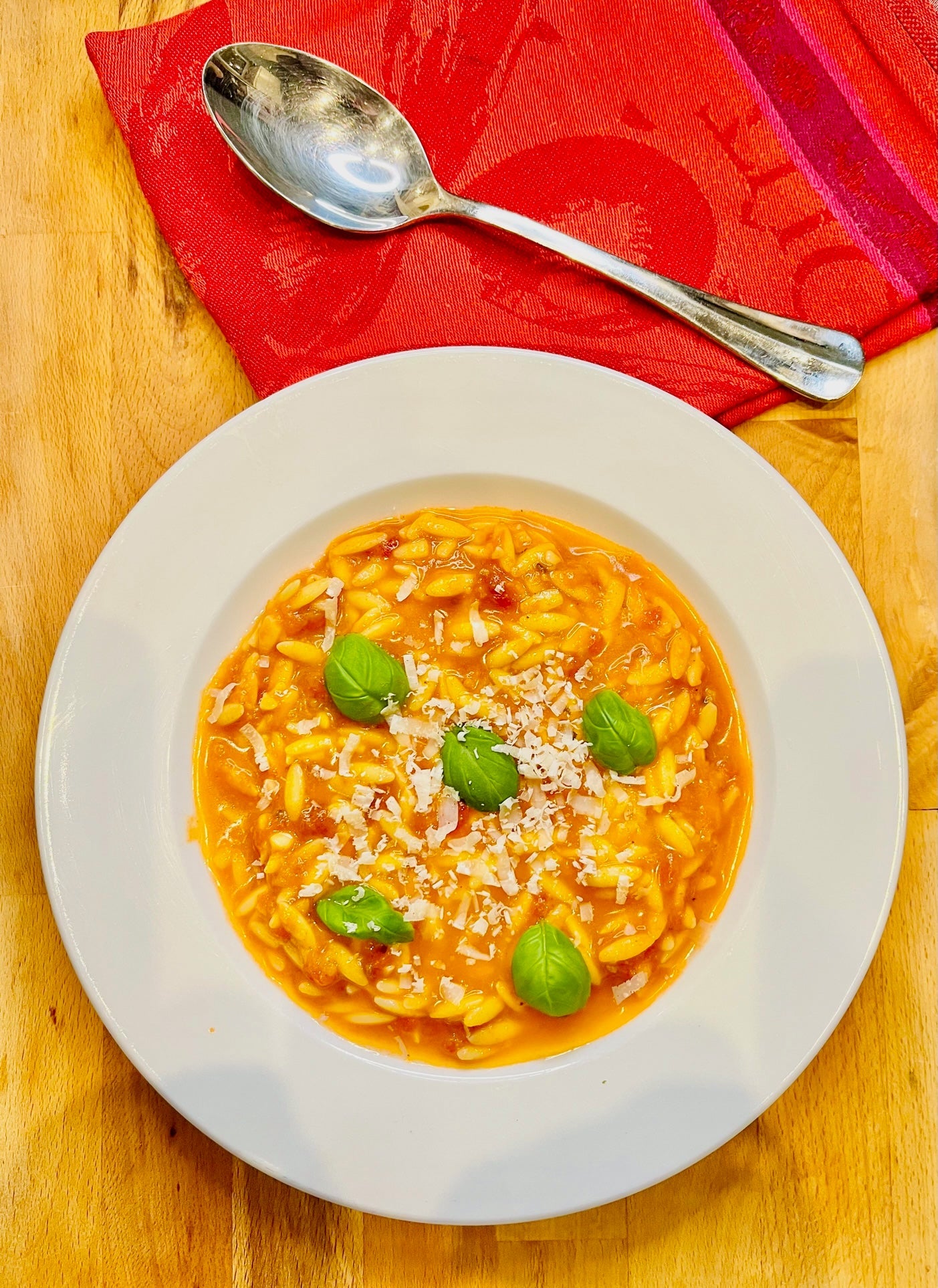 Risoni-Pasta-al-pomodoro-mit-tomatensauce-von-hermina