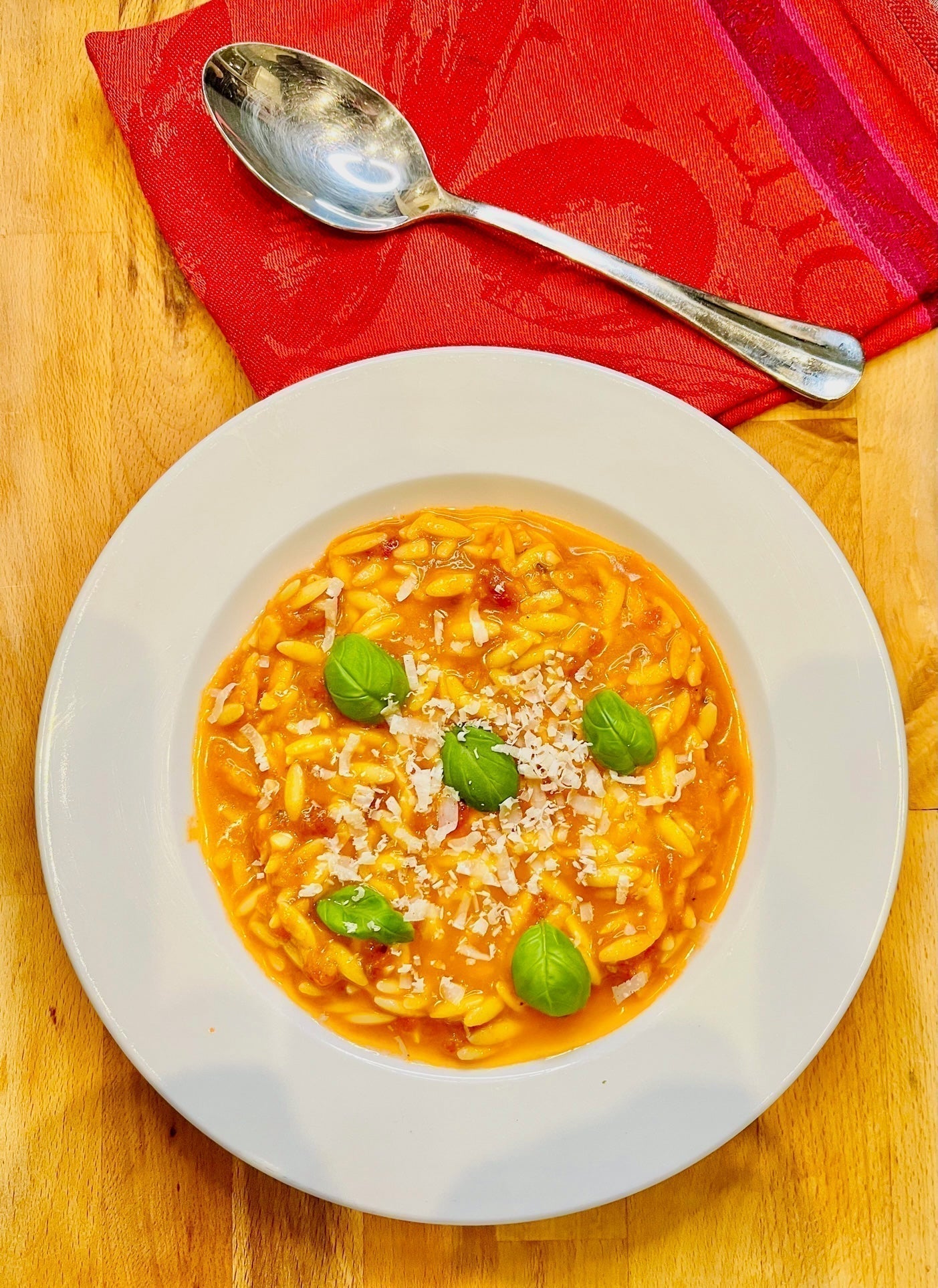Risoni-Pasta-al-pomodoro-mit-tomatensauce-von-hermina
