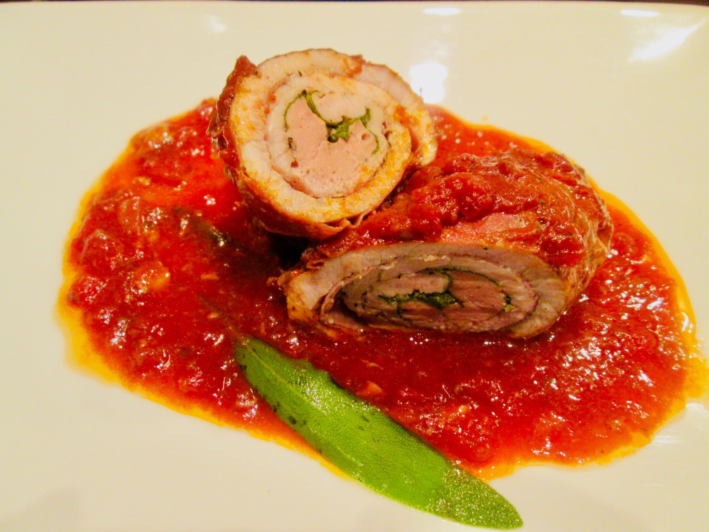 Involtini-vom-Kalb-mit-Kalbsleber-Salbei-Fuellung-in-Portwein-Tomatensauce