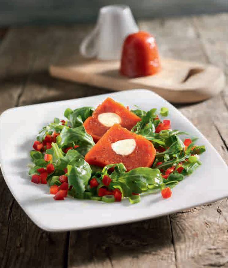 Tomaten-Suelze-mit-Mozzarella-Fuellung-auf-Salat