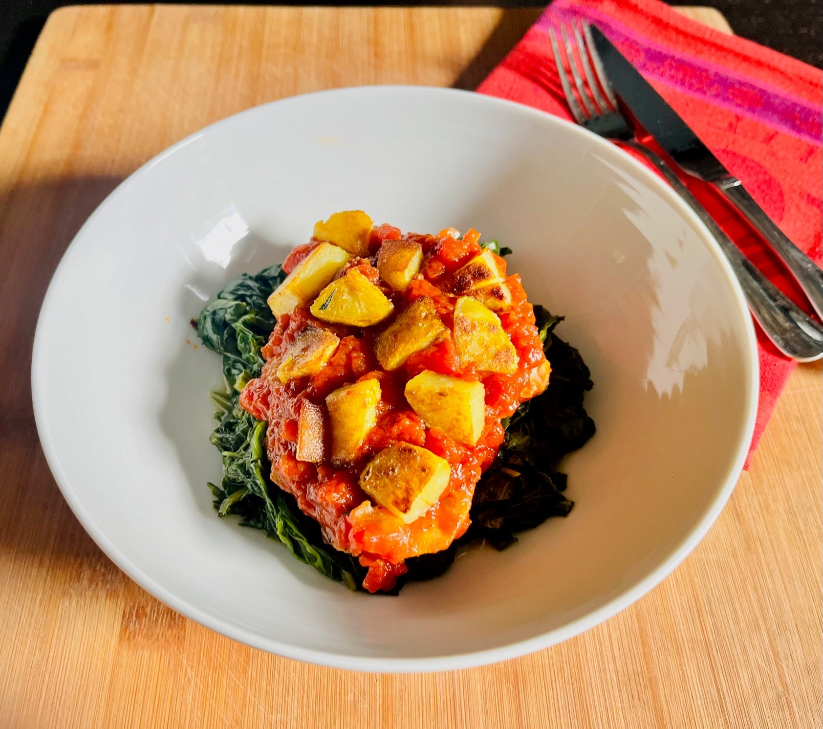 Schwertfisch-in-Hermina-tomatensauce-auf-Blattspinat