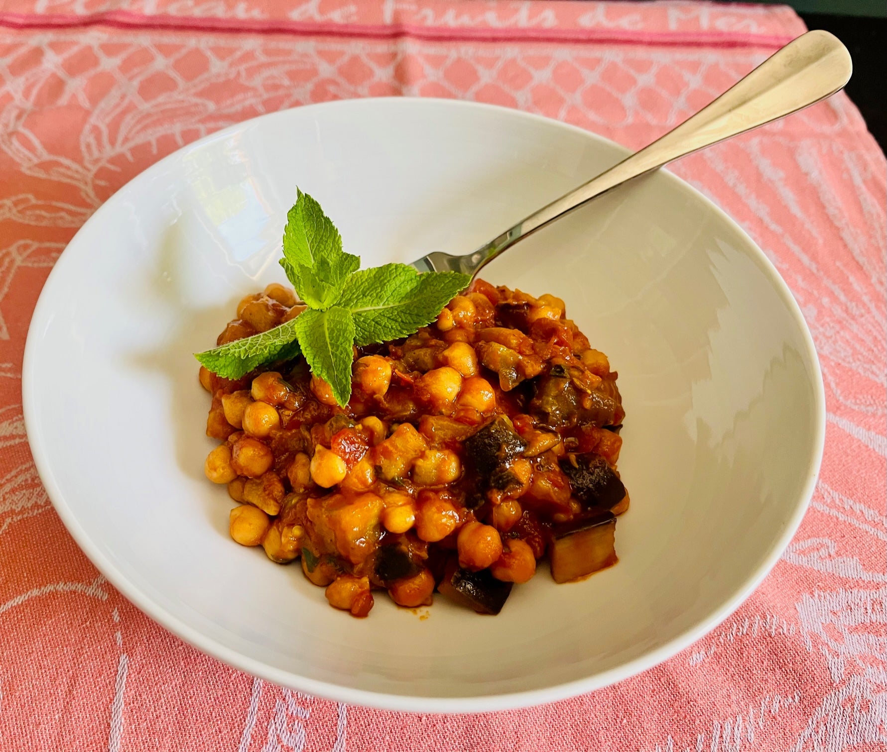 Kichererbsen und Auberginen in Tomatensauce mit Koriander und Minze orientalisch - koestlich