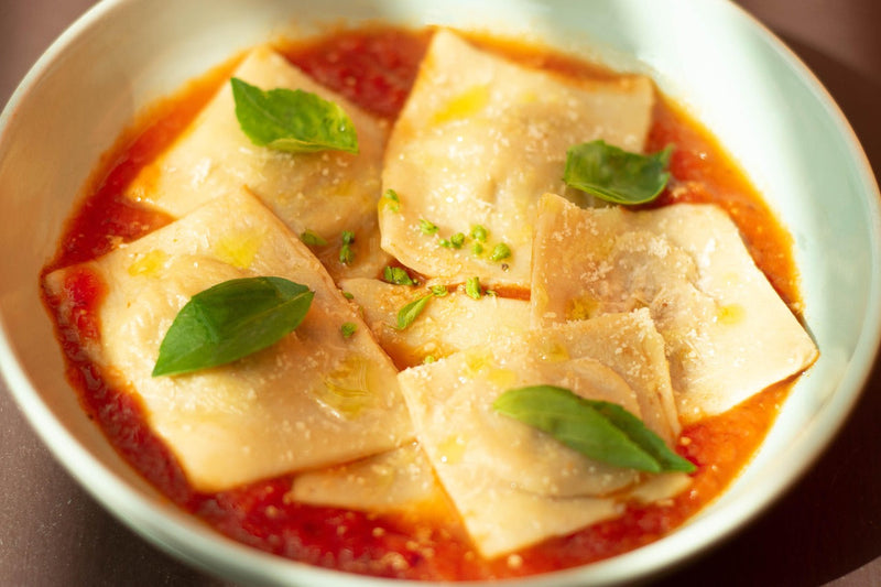 Ravioli-Capresi-Rezept-von-der-Insel-Capri-gefuellt-mit-Caciotta-Sorrentina-Ricotta-Pecorino-in-Tomatensauce-mit-Basilikum