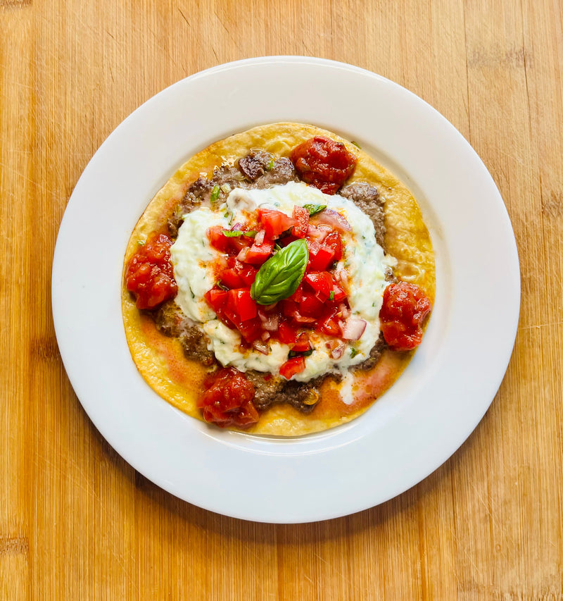 Tortilla-aus-Maismehl-mit-Hackfleisch-Tzatziki-Bruschetta-Tomaten-Hermina-Tomatensauce-Salsa-Paradiso-Pikant
