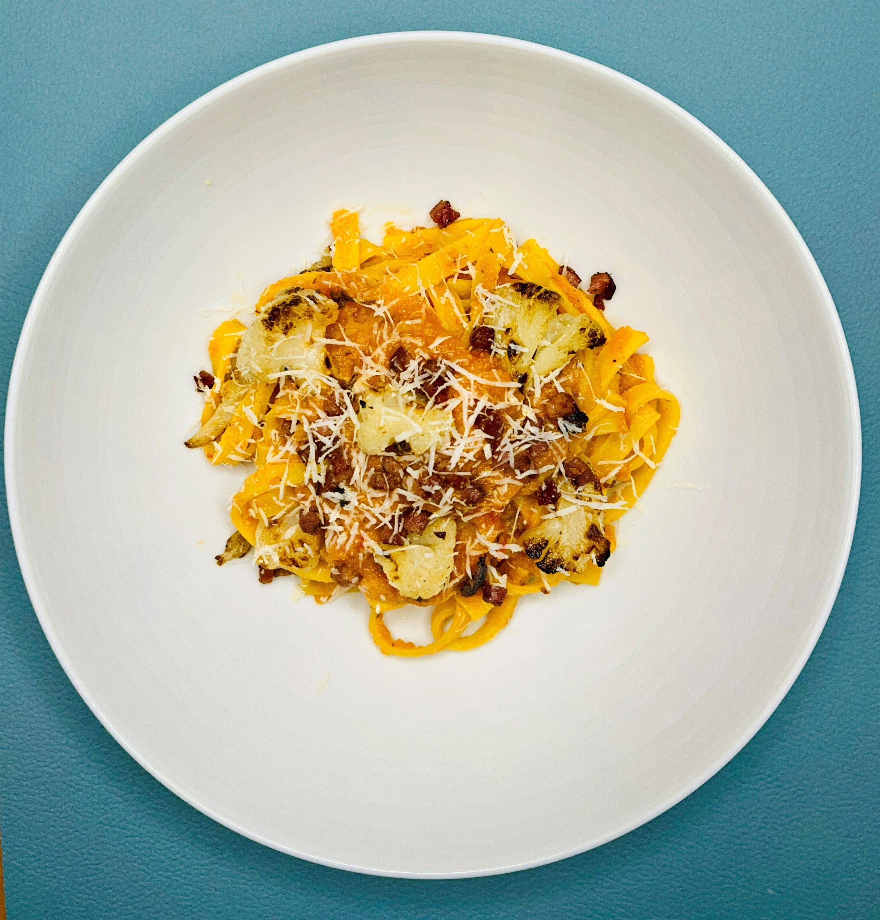 Super cremige Tagliatelle mit Blumenkohl, Pecorino, Speck und Tomatensauce - ohne Sahne